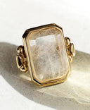 Anillo grande de cristal para mujer.